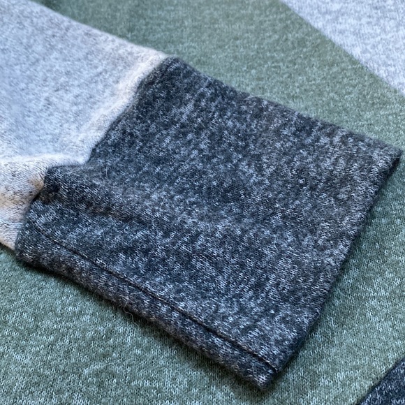 Staccato Colorblock LS Top 💗 Gray Charcoal & Green - Picture 9 of 12